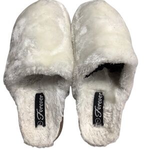 Forever (not forever 21) Cozy Cream colored Furry Amphibious Sole Slippers.